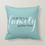 Almofada Amigos e familiares reúnem-se aqui com o Travessei<br><div class="desc">Olá e bem-vindos. Uma bela design de aspas com o texto padrão "Amigos e família se reúnam aqui" complementará qualquer sofá.</div>