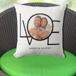 Almofada Amor com Foto Moderno<br><div class="desc">Este Travesseiro fotográfico moderno e na moda é decorado com a palavra LOVE em tipografia negra em fundo branco. Facilmente personalizável com sua foto e seu nome.</div>