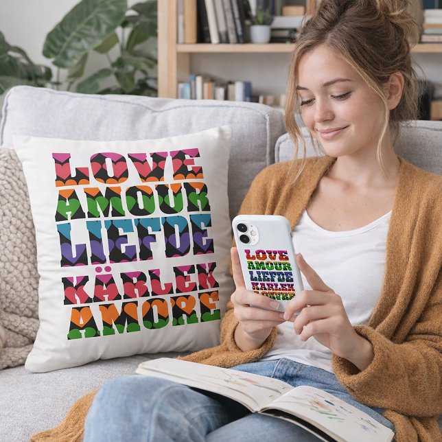 Almofada Amor em Corações de Neon Multilíngues (A throw pillow that says love in multiple languages with a heart pattern.)