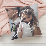 Almofada Amor em Letra Elegante | Duas Fotos com Coração<br><div class="desc">Esta bela almofada apresenta a palavra "Amor" em letra cursiva elegante e espiralada, com duas das suas fotos favoritas e um coração rabiscado à mão. Você pode adicionar suas iniciais ou monograma, ou o nome de qualquer pessoa querida, como sua mãe, avó, família ou cônjuge. Também é um ótimo presente...</div>