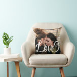 Almofada Amor em White Script Personalizado Foto de Casal<br><div class="desc">Amor em White Script Personalizado Foto de Casal</div>