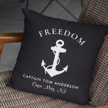 Almofada Âncora náutica do barco preto personalizado<br><div class="desc">Um moderno travesseiro ao ar livre de temas náuticos para o seu barco que apresenta uma ilustração branca de uma âncora sobre um fundo preto. Personalize com o nome do seu barco,  uma linha de texto para o nome do capitão ou da família ou algo parecido,  e uma localização.</div>