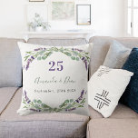 Almofada Aniversário de casamento da violeta da lavanda<br><div class="desc">Fundo branco,  texto violeta,  verde e preto. Decorado com flores lavandas,  e eucalipto verde. Personalize e adicione seus nomes e a data do casamento ou do aniversário.</div>
