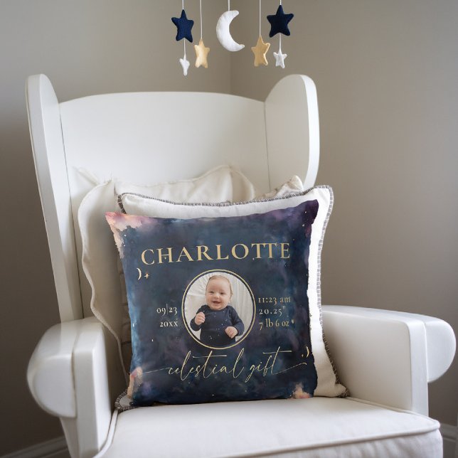 Almofada Aniversário de Presente Celestial Mantém Foto. (celestial baby birth stats keepsake throw pillow twinkle star moon cosmos galaxy dark navy blue gold)