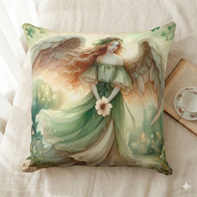 Almofada Anjo Serenidade do Trevo (Clover Serenity Angel Throw Pillow Mockup A)