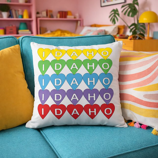 Almofada Arco-íris Projeto de Amor do Estado de Idaho (A pillow with a rainbow heart pattern that says Idaho)