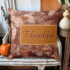 Almofada Arco russo cai laranja graças ao bordado da escrit