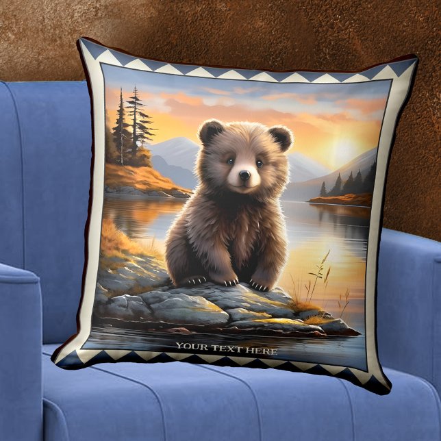 Almofada Arte Animal Cubo Urso-Fofinho Bonito (Pillow featuring a painting of a a cute cuddle bear cub - family cabin in the mountains.)