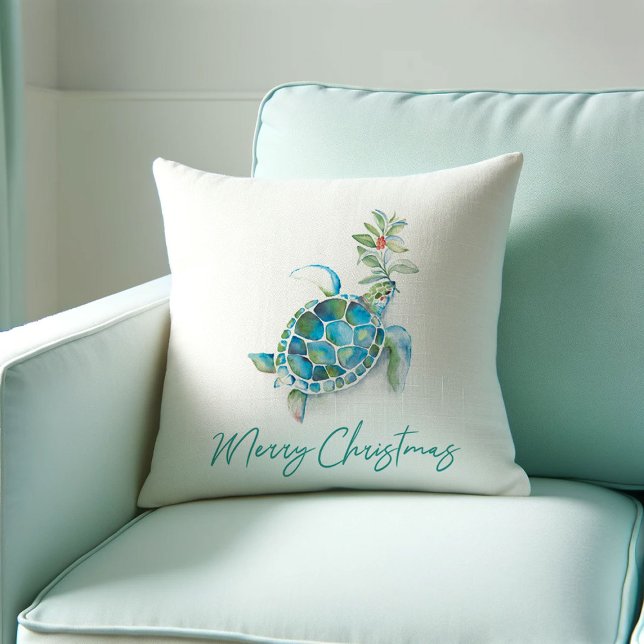 Almofada Arte das Tartarugas do Mar de Natal Costeiro (Beach Christmas throw pillow with watercolor sea turtle, holly, and berries on white background )