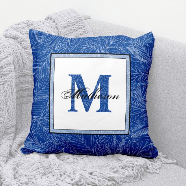 Almofada Arte de Linha Monográfica Azul Padrão (Royal Blue and White Leaves Pattern Monogram Throw Pillow with Matching Background Pattern)