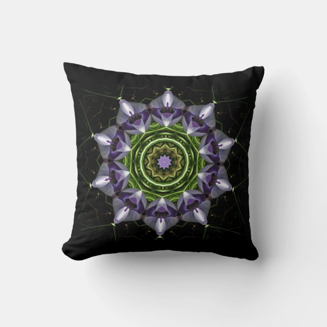 Almofada Arte de Mandala Floral Roxo em Caleidoscópio (Frente)