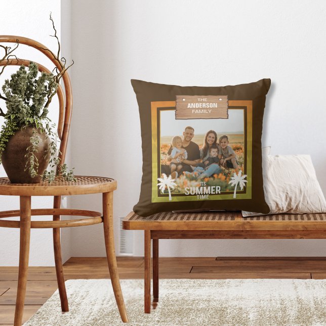 Almofada Árvores de Palmas de Foto Tropicais de Verão (Personalized Family Photo With Names Summer Theme Tropical Palm Trees and Wood Sign)