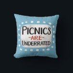 Almofada As fotos estão com o Travesseiro decorativo subest<br><div class="desc">O "Picnics Are Undernotated" é um design de texto divertido e crocante que apresenta uma forma de sotaque branca rodeada de bolinhas brancas giras.</div>
