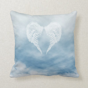 Almofada Asas do anjo no céu azul nebuloso