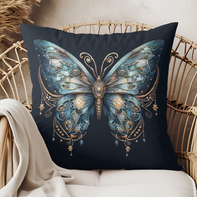 Almofada Asas Estreladas – Travesseiro Mágico Lunar (Starlit Wings – Lunar Magic Pillow in a boho rattan armchair.)