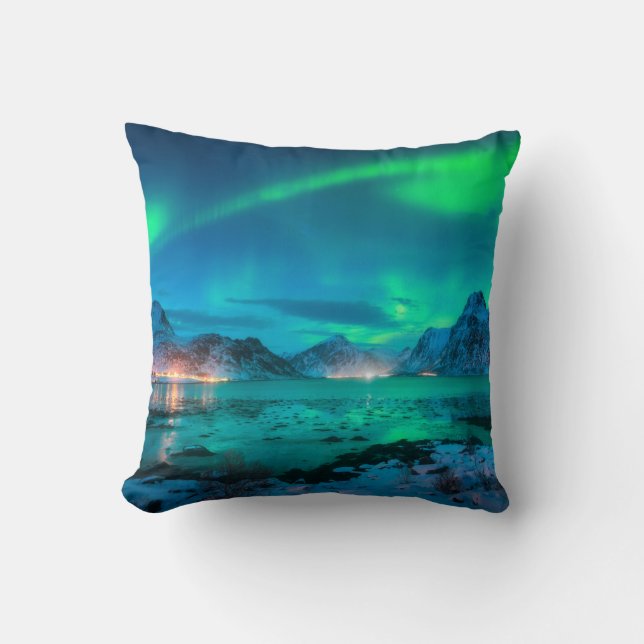 Almofada Aurora borealis over the sea coast, snowy mountain (Frente)