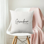 Almofada Avó minimalista EST | Novo presente da vovó<br><div class="desc">Adicione um toque confortável e sentimental a qualquer espaço com este belo travesseiro decorativo "Grandma Ignacio EST 2025". Com uma escrita moderna e tons neutros suaves, é um presente perfeito para uma avó recentemente promovida. Quer você esteja anunciando uma gravidez ou celebrando seu primeiro Dia das Mães como vovó, este...</div>