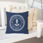 Almofada Azul marinho | Nome do Barco de Corda e Âncora do<br><div class="desc">Adicione um toque personalizado legal ao seu barco de pesca, veleiro, iate ou barco doméstico com este travesseiro personalizado. Design náutico clássico em azul e branco marinho apresenta o nome do barco e o crachá do logotipo da corda dentro a curvada do registro do navio com uma ilustração de âncora...</div>