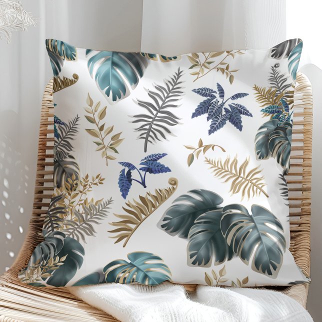 Almofada Azul tropical e folhas de Ouro Travesseiro padrão (Tropical Blue and Golden leaves Pattern Pillow in a sunny rattan armchair.)