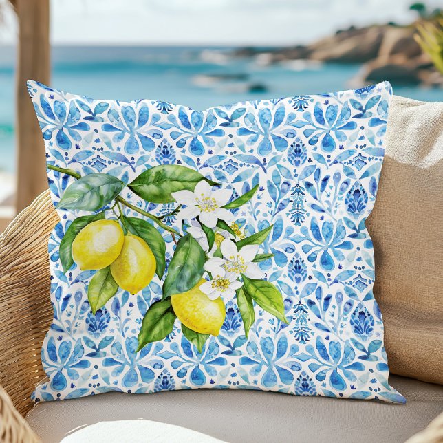 Almofada Azulejos Azuis e Cítricos Mediterrâneos (Mediterranean Citrus and Blue Tiles Throw Pillow in a sofa at a sunny beach.)