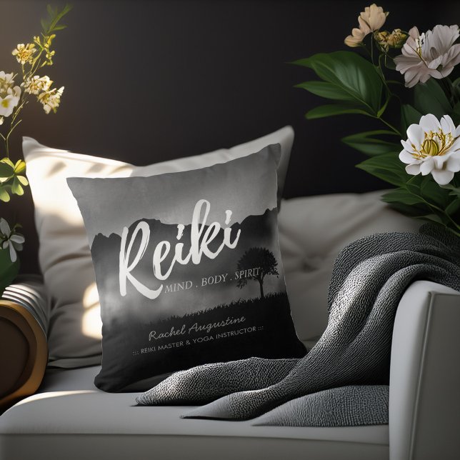 Almofada B&W Instrutor de Mediação do Mestre Yoga de Salóni (Criador carregado)