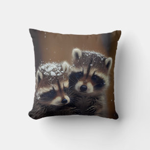 Almofada Baby Raccoons Huddle in Falling Snow