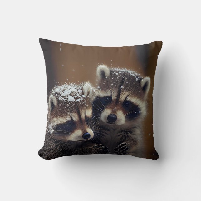 Almofada Baby Raccoons Huddle in Falling Snow (Frente)
