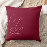 Almofada Bachelorette Personalizada de Noiva de Camp e Borr<br><div class="desc">Elevem seu decor de fim de semana da solteira com este elegante travesseiro decorativo burgundy da coleção Camp Bride. Apresentando uma tipografia moderna em cor-de-rosa-claro, este travesseiro chic e personalizável é perfeito para adicionar um toque pessoal à sua celebração. Ideal como guardiã, presente, ou adição aconchegante à sua aventura glamping,...</div>