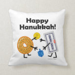 Almofada Bagel & queijo creme - Hanukkah feliz!<br><div class="desc">O BFFs-Bagel & o creme judaicos da comida Queijo-cumprimentam-se calorosamente em Hanukkah, e o jogo com um dreidel para o chocolate inventa (gelt). A parte de minha "coleção dos alimentos amigáveis"… clica sobre a relação da loja abaixo para considerá-los todos. VOCÊ PODE MUDAR A COR DO FUNDO EM AMBOS OS...</div>