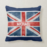 Almofada Bandeira conhecida personalizada de Union Jack do<br><div class="desc">Mostre seu estilo com o travesseiro decorativo personalizado da bandeira de Union Jack do vintage. A bandeira de Grâ Bretanha, conhecida geralmente como Union Jack ou a bandeira de união, é uma bandeira marítima de Grâ Bretanha que foi usada desde 1606 até 1801. Customizável! Mude a cor e o texto...</div>