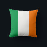 Almofada Bandeira Irlandesa no Travesseiro MoJo Americano<br><div class="desc">Elevem o vosso conforto e mostrem o vosso orgulho irlandês com o nosso travesseiro exclusivo MoJo, com a bandeira da Irlanda! Experimente o relaxamento máximo com nosso travesseiro MoJo, meticulosamente projetado para oferecer suporte e estilo inigualáveis. Cada travesseiro é adornado com a icônica bandeira tricolor da Irlanda, ostentando tons vibrantes...</div>
