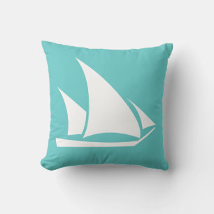 Almofada barco à vela branco em travesseiro azul turquesa