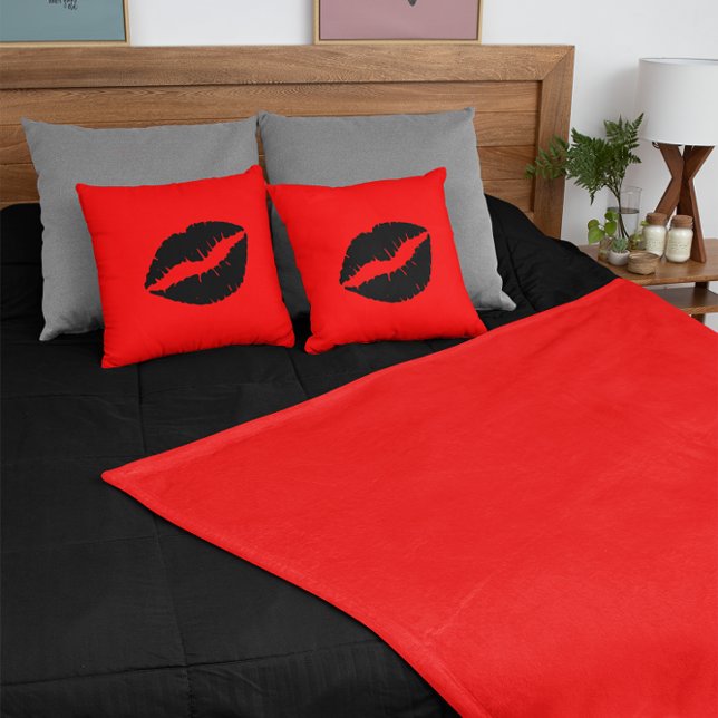 Almofada Batom Preto em Vermelho (Black Lipstick on Red Throw Pillow)