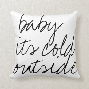 Almofada bebê está frio lá fora caligrafia script inverno