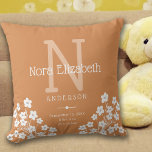Almofada Bebê Rapariga Nascença Flores Monograma Enfermeiro<br><div class="desc">Este travesseiro de berçário fofo apresenta um fundo laranja mudo com acentos de laranja claro e branco e é perfeito para a sua bebê recém-nascida. O design oferece texto personalizado para um monograma,  status de nome e natalidade e é acentuado com flores margaridas brancas.</div>