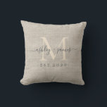 Almofada Beige Linen Ivory Monograma Script Weding Keepsasa<br><div class="desc">Elegante travesseiro de efeito de linhagem tecida beige com texto na caligrafia manuscrita em chic off-black e na tipografia moderna na moda. Basta adicionar seus nomes, monograma e data de casamento. presente de luxo excelente para o casal recém-casado. Desenvolvido exclusivamente para você pelo Happy Dolphin Studio. Se precisar de ajuda...</div>