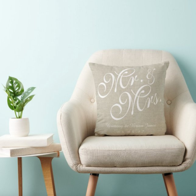 Almofada Beige White Linen Sr. e Sra. Travesseiro de Casame (Criador carregado)