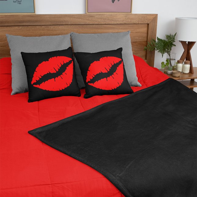 Almofada Beijo de Batom Vermelho no Preto (Red Lipstick Kiss on Black Throw Pillow)