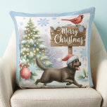 Almofada Bela Labrador Retriever Feliz Cachorro de Natal Fe<br><div class="desc">Apresentando a adição perfeita ao seu decoro de Natal - nossos travesseiros de Natal Labrador Retriever! Disponíveis em labrador preto, amarelo ou chocolate, esses travesseiros são incontornáveis para qualquer amante de cachorro. Escolha entre cenas de lareira confortáveis, cachorros alegres na neve, ou cachorros-labradores festivos para fazer seu espaço vivo se...</div>