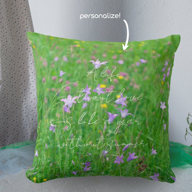 Almofada Bell-flower em um prado verde (Criador carregado)