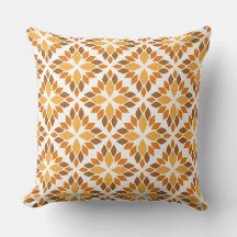 belo travesseiro de padrão floral castanho