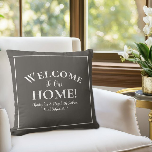 Almofada Bem-vindo a Casa Personalizado Marrom Branco Chic  (Welcome Home Custom Brown White Chic Calligraphy Throw Pillow in chair)