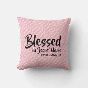 Almofada BÊNDIO EM NOME DE JESUS, Escritura Cristã Rosa