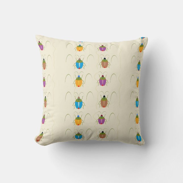 Almofada Besouro em solo castanho (Frente)