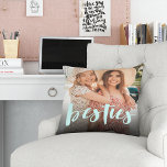 Almofada Besties | Foto da camada de melhores amigos<br><div class="desc">Celebre sua amizade com sua boa fé com este travesseiro de fotos bonitinho com "besties" na parte inferior,  em letras verdes claras,  estilo pincel. Travesseiro se reverte para um sutil padrão de diamante rosado e pontilhado branco.</div>