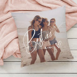 Almofada Besties no Script de Tendência | Duas fotos com co<br><div class="desc">Este travesseiro apresenta a palavra "Besties" na moda,  num roteiro elegante,  com duas das suas fotos favoritas e um coração manuscrito. Você pode adicionar suas iniciais ou monograma,  ou os nomes de seus melhores amigos. Também faz o dom perfeito para seus melhores amigos.</div>