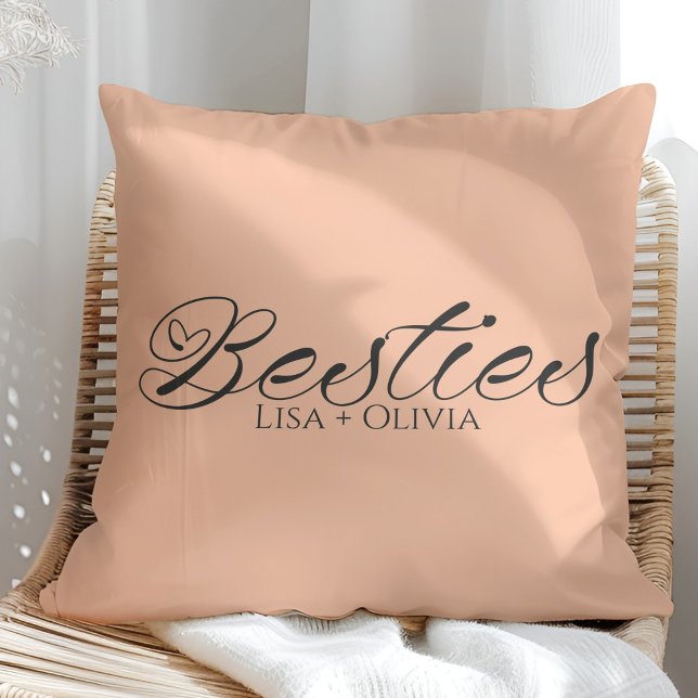 Almofada Besties Peach Fuzz Nome Personalizado Melhor Amigo (Besties Peach Fuzz Custom Name Best Friend Throw Pillow on a sunny rattan chair.)