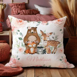 Almofada Bicicleta Woodland Animal Escamoteia Floral Rosa R<br><div class="desc">Personalize esta almofada chic hoje. Apresentando bonito flores leves e pinceladas e animais lindos de floresta. Este design chic é excelente com qualquer decoração de quarto infantil/infantil. Um presente único excelente para a mãe ou para os pais. Itens correspondentes disponíveis no repositório! (c) O feliz Cat Studio.</div>