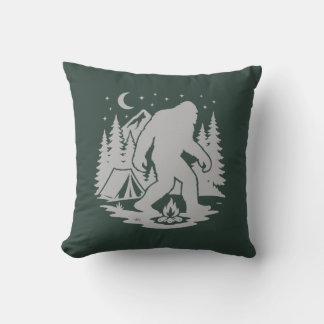Almofada Bigfoot Camping Throw Pillow