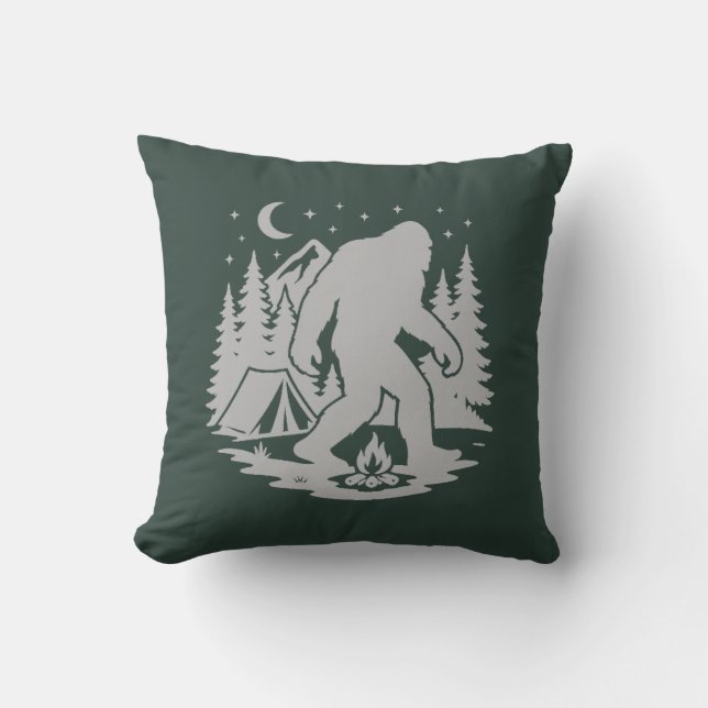 Almofada Bigfoot Camping Throw Pillow (Frente)